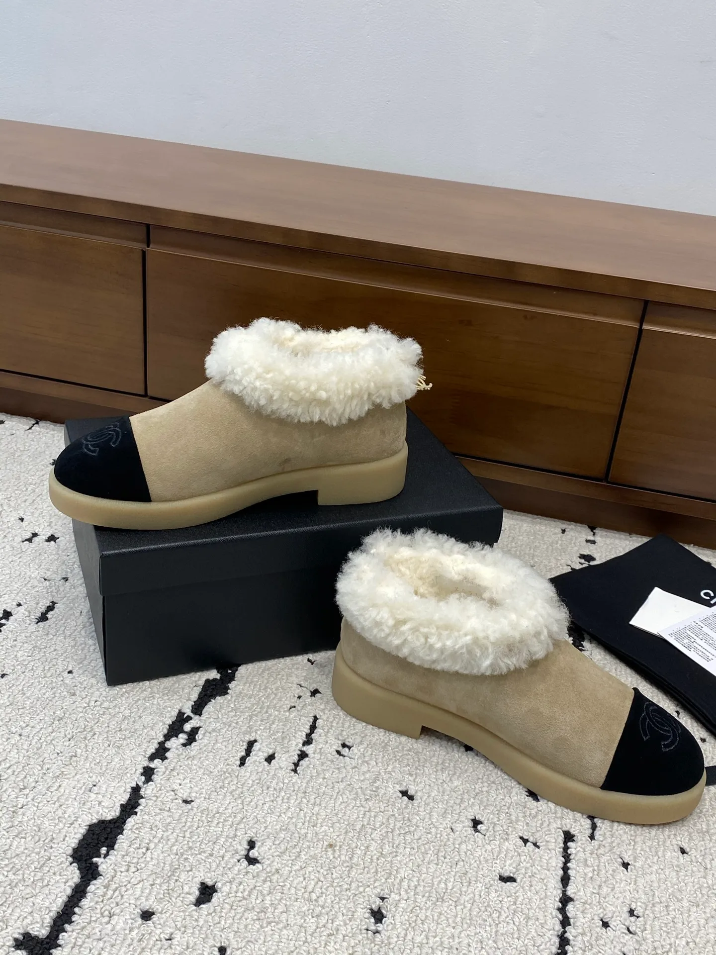 👟👟Ex-factory price 640👟👟 🍀Chanel 2025 autumn and winter style wool shoes Chanel new autumn and winter genuine wool slippers and boots Xiaoxiang 2025 autumn and winter one of the most beautiful snow boots Classic, beautiful and warm snow boots ❤️super warm! It's enough to have it this winter, it's really beautiful and fairy~ Materials and craftsmanship: The upper is made of custom sheepskin/wool/sheepskin, and the inner pads are all made of wool. It feels very soft and comfortable! The sole is the original TPU outsole Size: 35-39 (40.41 customized, non-refundable)